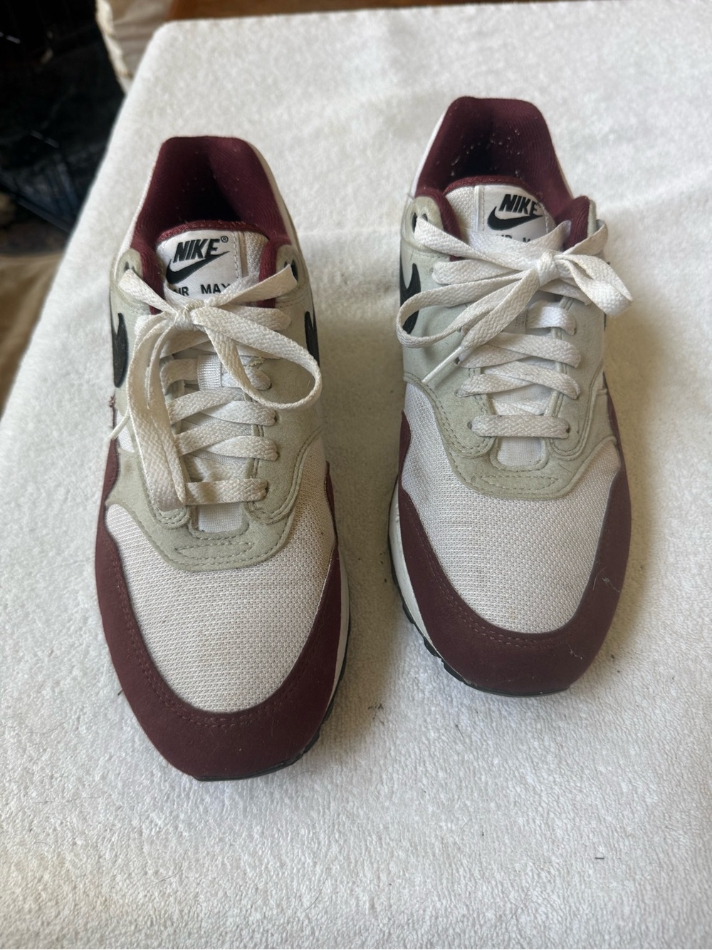 Nike Men’s White and Burgundy Low-Top Sneakers with Black Swoosh Size 8.5